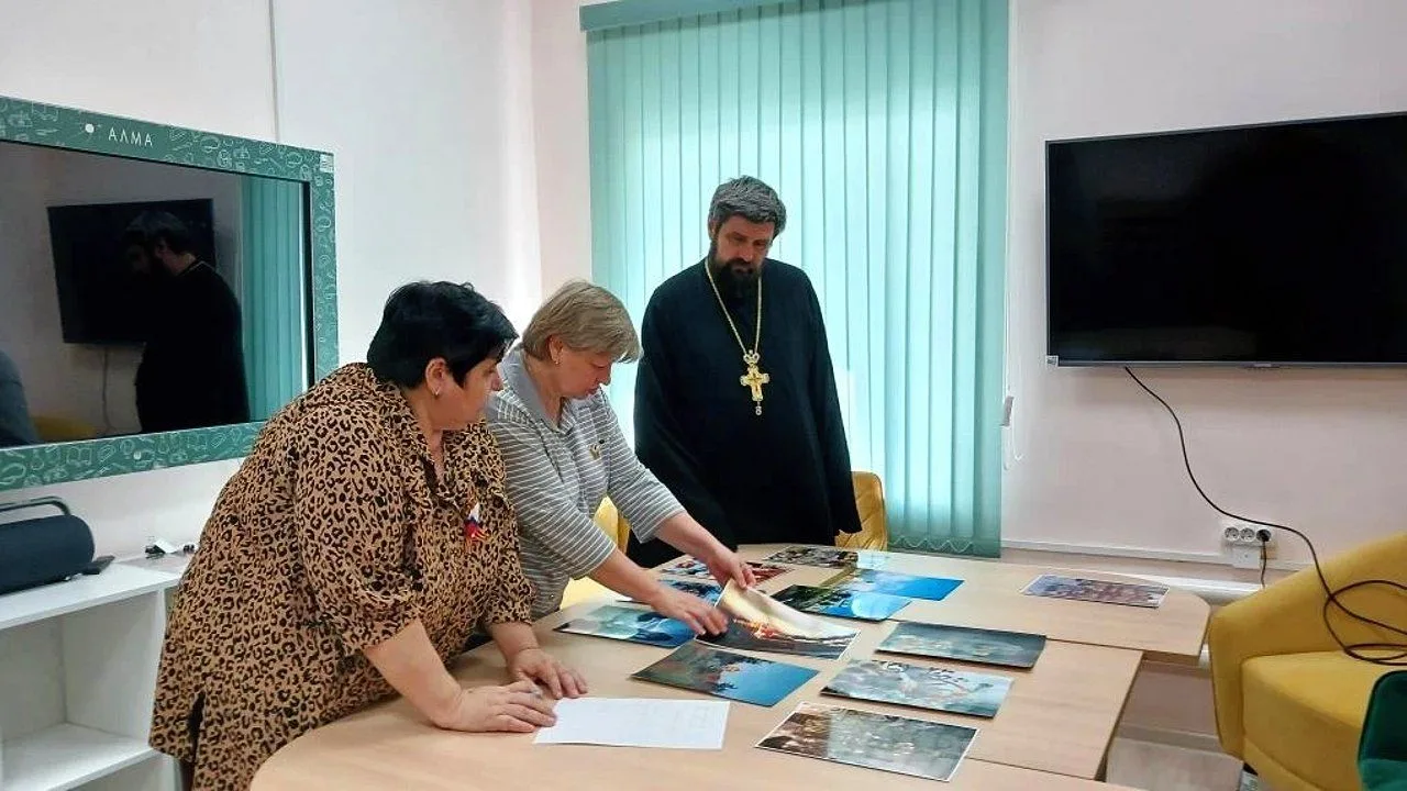 В Новоселицком центре социального обслуживания подвели итоги конкурса юных фотографов «...