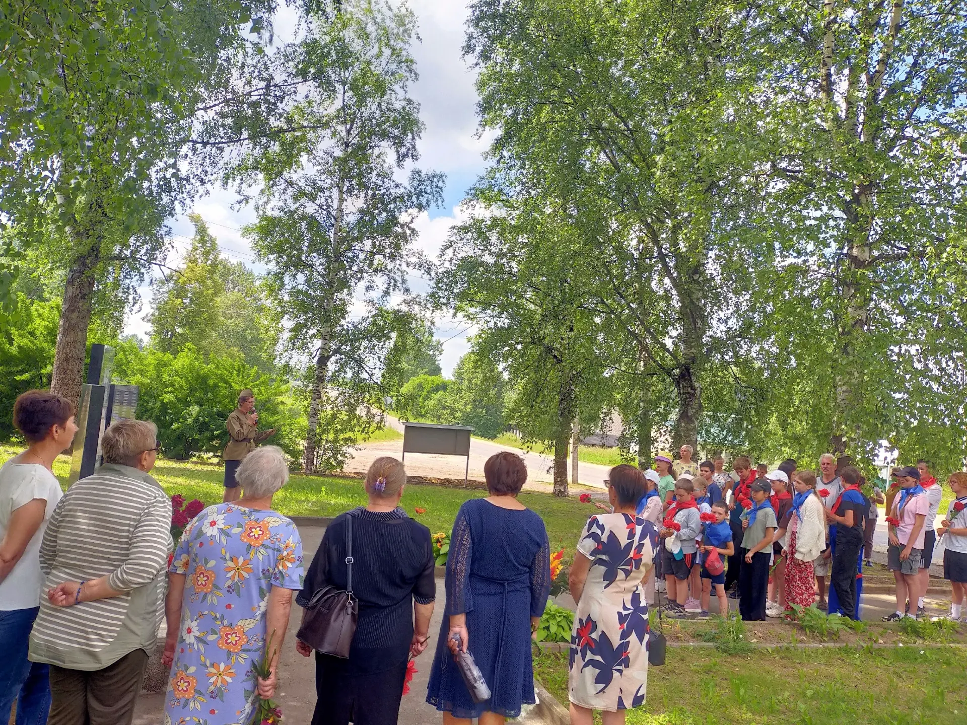 День памяти и скорби в с. Арефино
Сегодня наше село Арефино замерло в минуте молчания...
У Мемориала