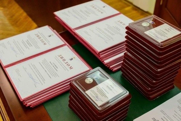 Указом Главы республики учреждено 15 премий размером 40 тысяч рублей каждая в трех номи...