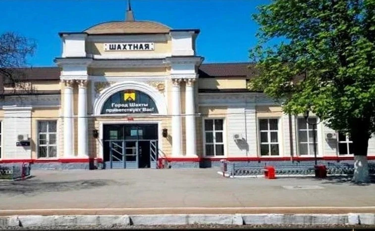🚪 Десять подростков ВЗЛОМАЛИ дверь в депо на станции Каменоломни