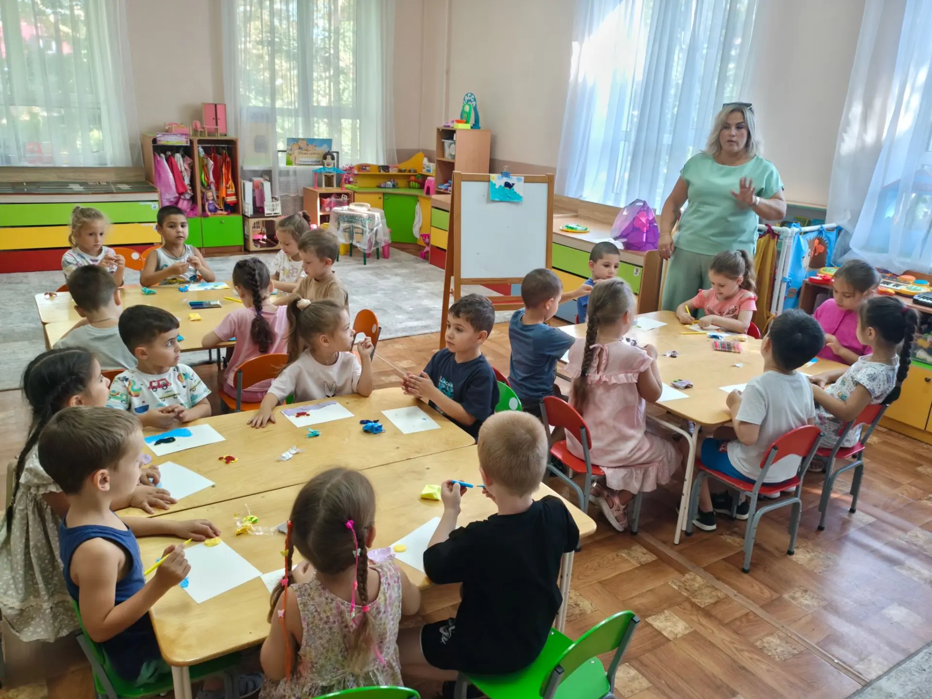Сегодня  ребята окунулись в удивительный мир сказок: вспомнили любимых героев Александр...