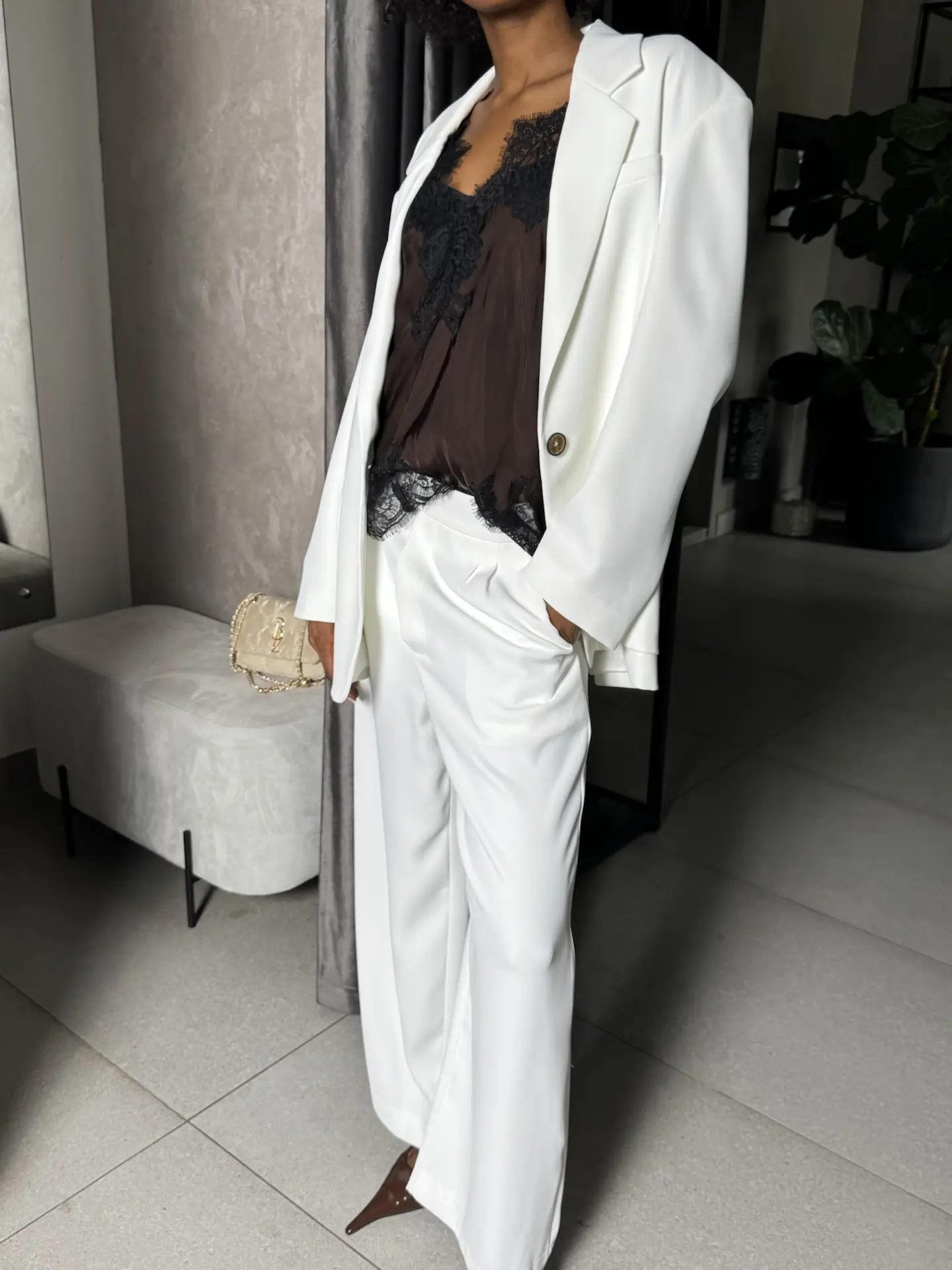 Белый костюм oversize — чистый акцент в гардеробе.