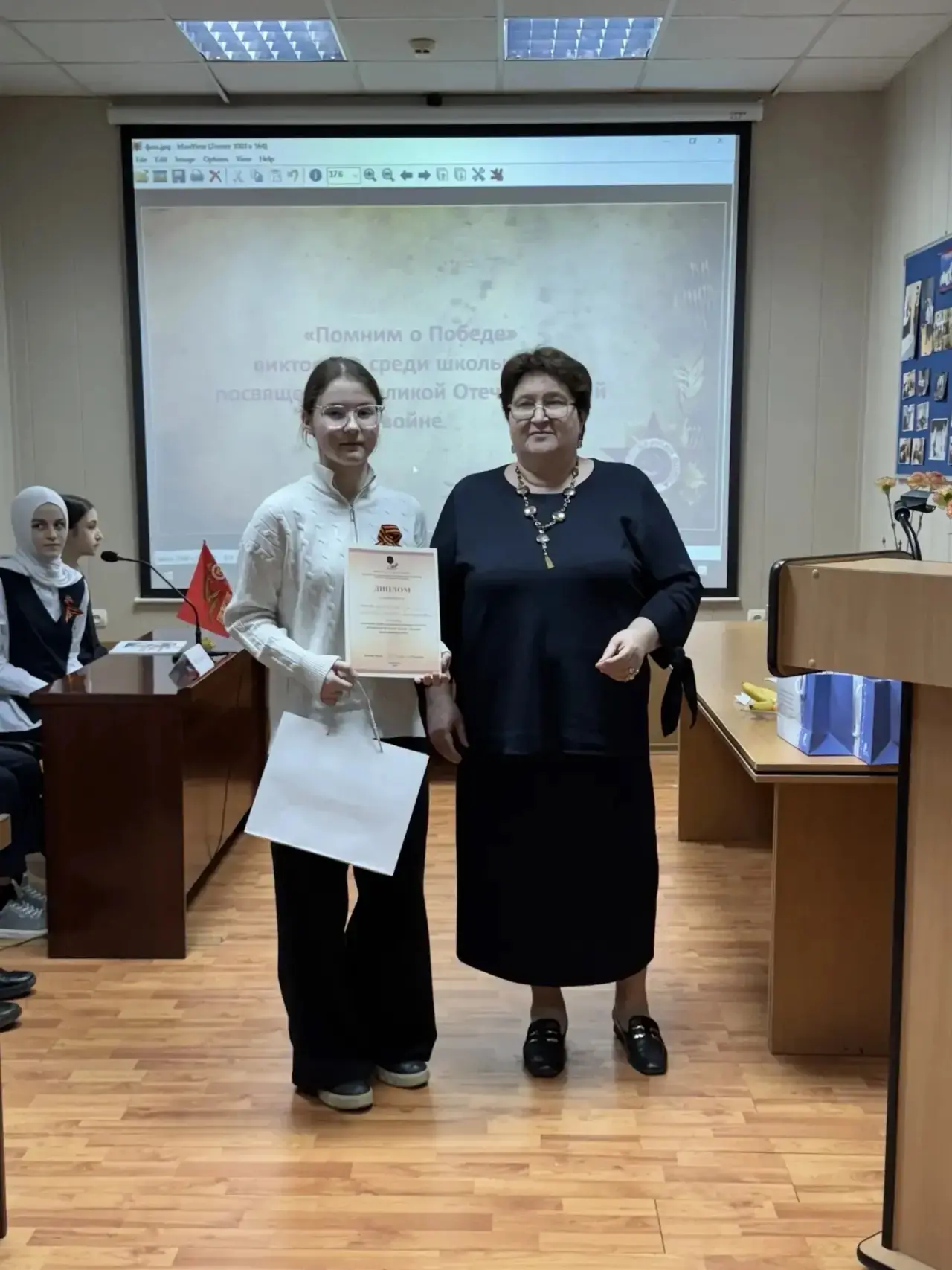 😊Знаете, бывают дни, когда улыбка не сходит с лица. Сегодня — именно такой.  Поздравляем учителя ист