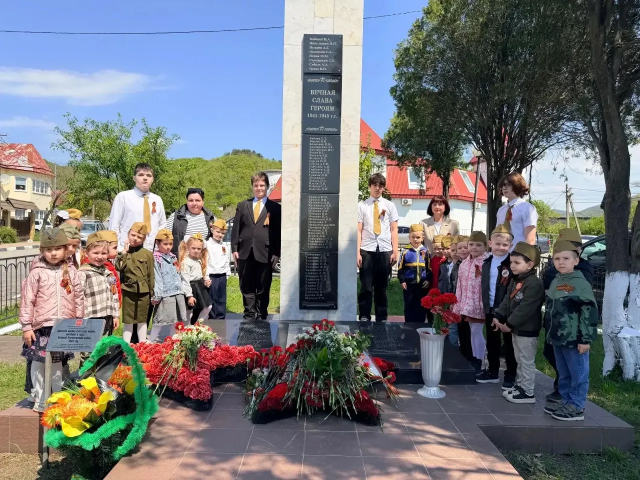 ПОМНИМ. ГОРДИМСЯ 🏅🎖В преддверии великого праздника — Дня Победы — воспитанники с роди...
