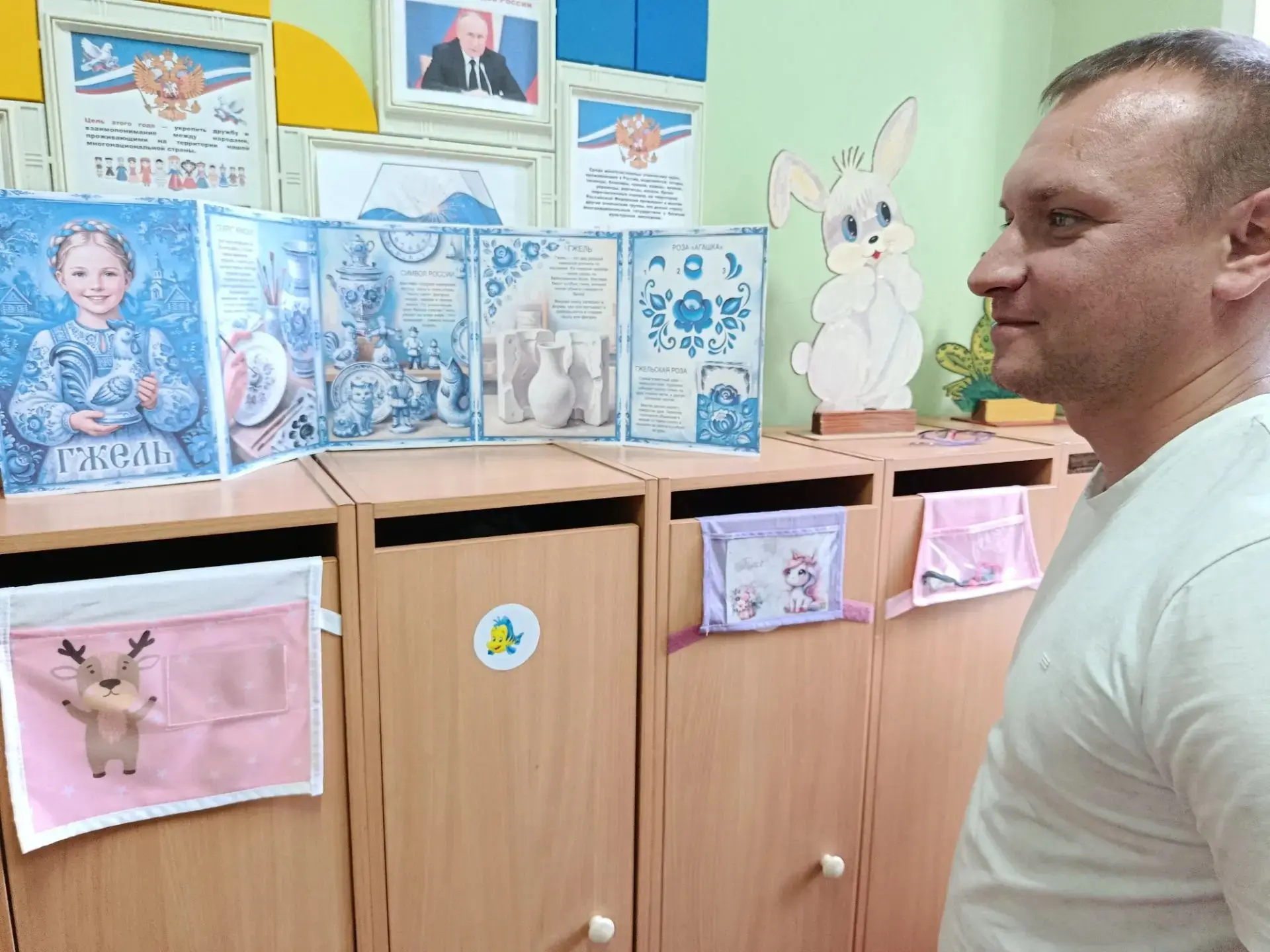 В рамках родительского просвещения в старшей группе оформлена красочная папка-передвижк...