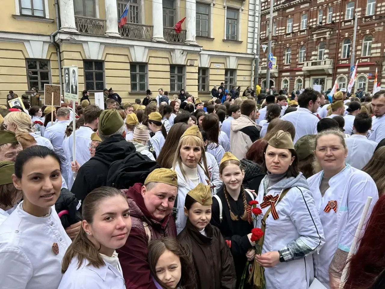 🟠⚫Сотрудники Детской больницы 1 приняли участие в шествии Бессмертного полка.