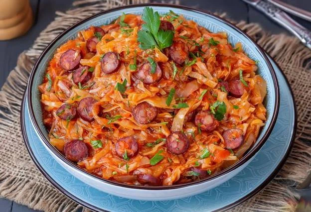 Тушеная капуста с охотничьими колбасками