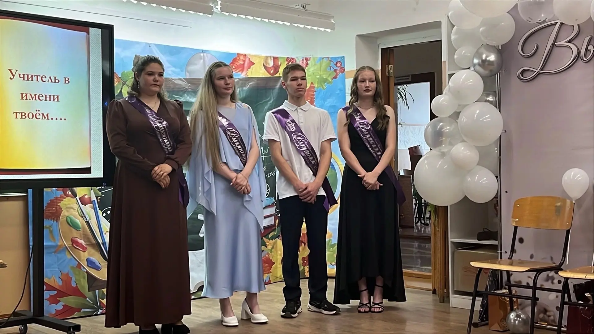 До свидания, школа! 🎓✨

Вот и всё. Звучат последние аккорды «Школьного вальса», осыпаются конфетти 