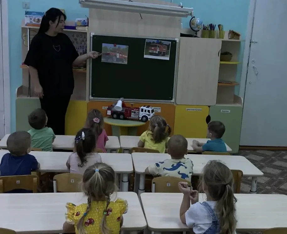 Спешит машина красная,🚒