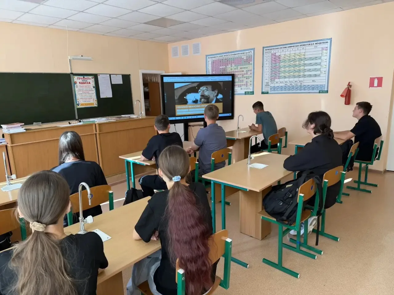 🇷🇺Новая учебная неделя традиционно началась в нашей школе с поднятия Государственного...
