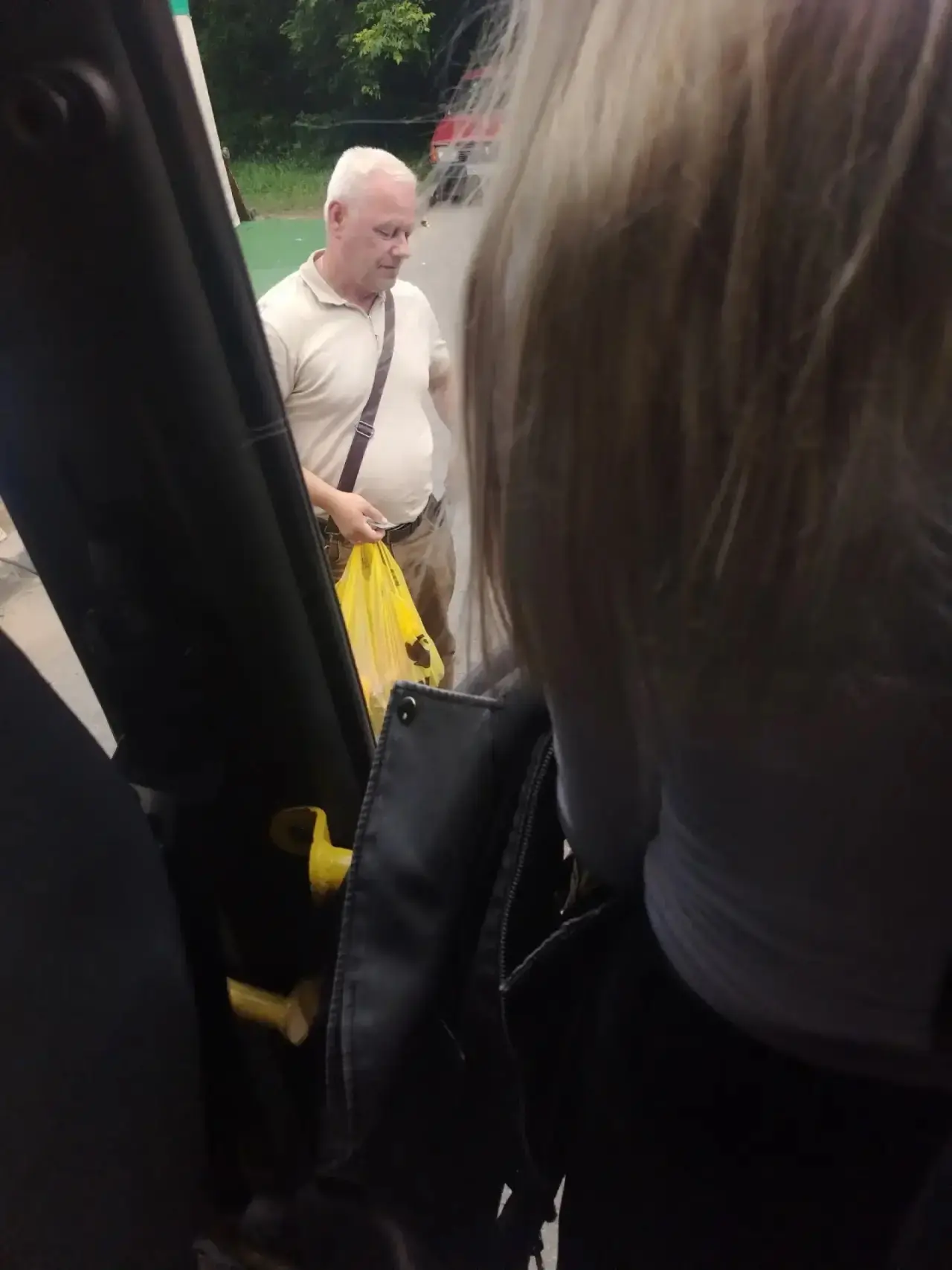 Здравствуйте , сегодня ехала в маршрутке 1020 от метро Царицыно до Зелёные Аллеи. Сев н...