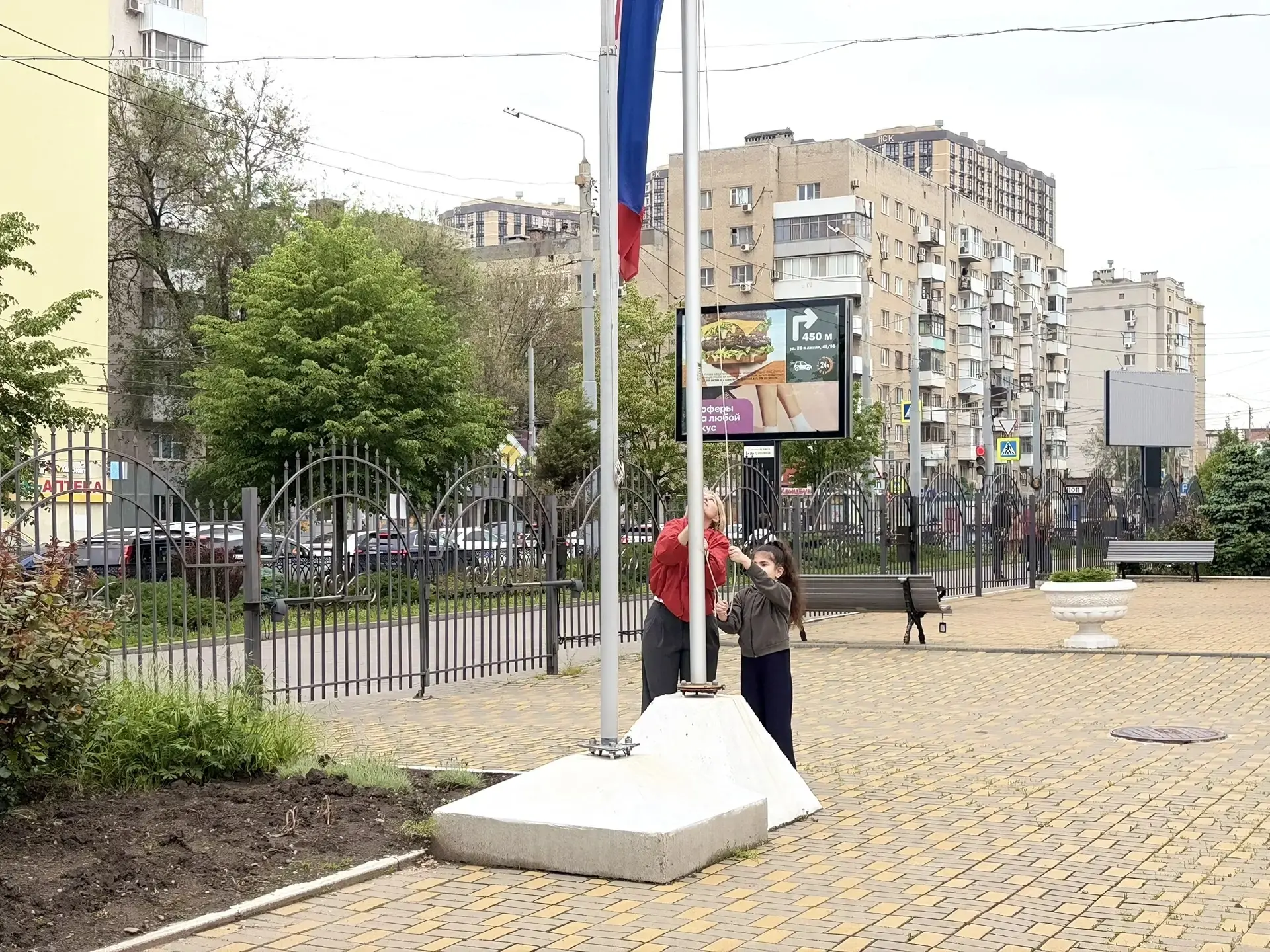 18 мая состоялась последняя торжественная линейка поднятия флага, на которой мы с детьми поговорили 