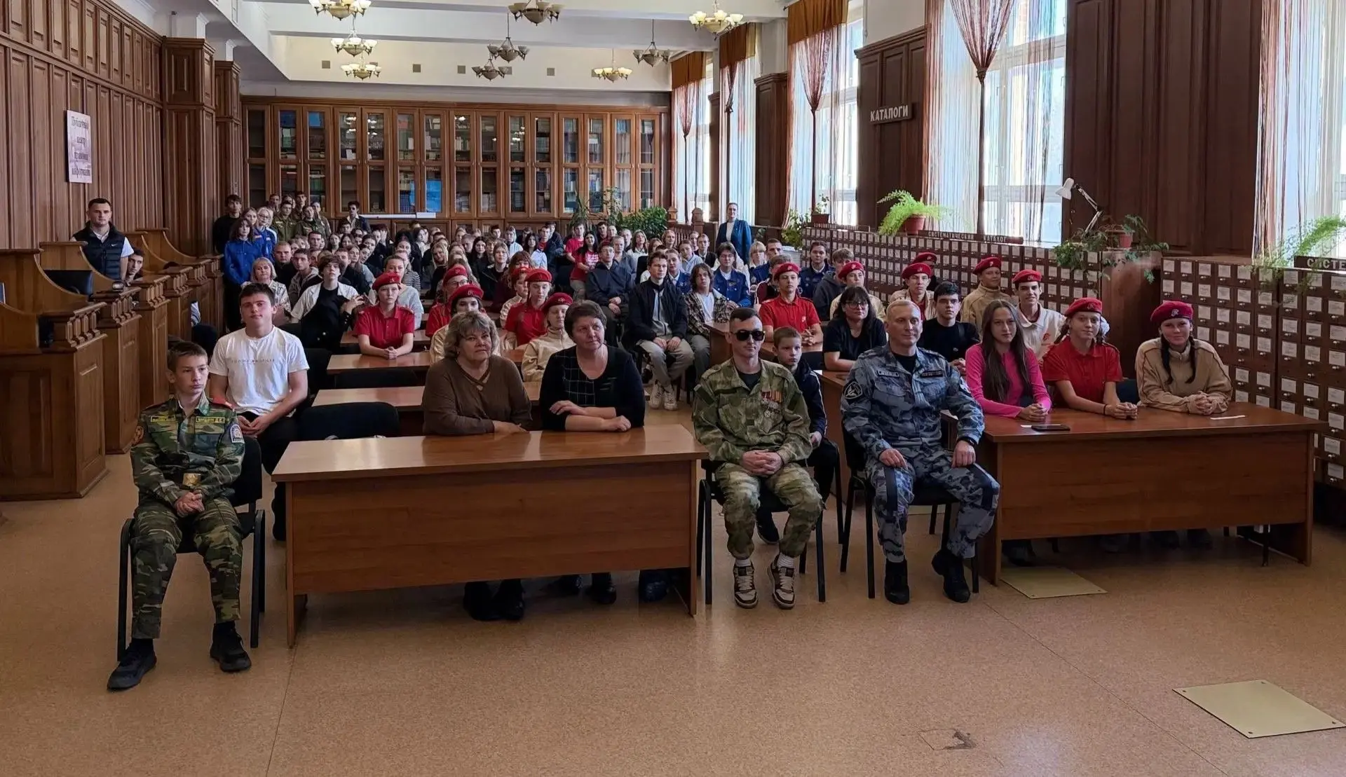В Бийске ветераны СВО провели урок мужества для молодежи в День воссоединения новых рег...