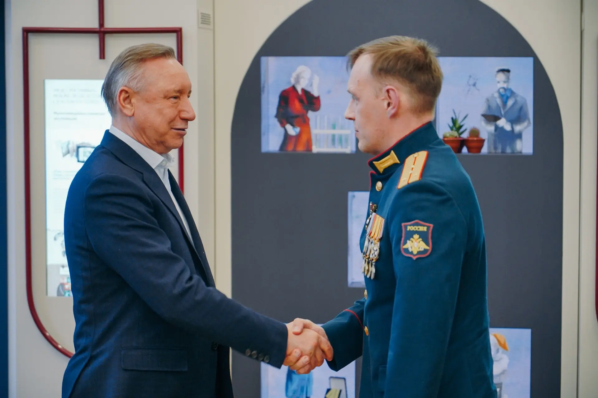 Вручил ветерану СВО, руководителю Центра поискового движения «Рейд 2.0» Евгению Петерсу знак «За уча