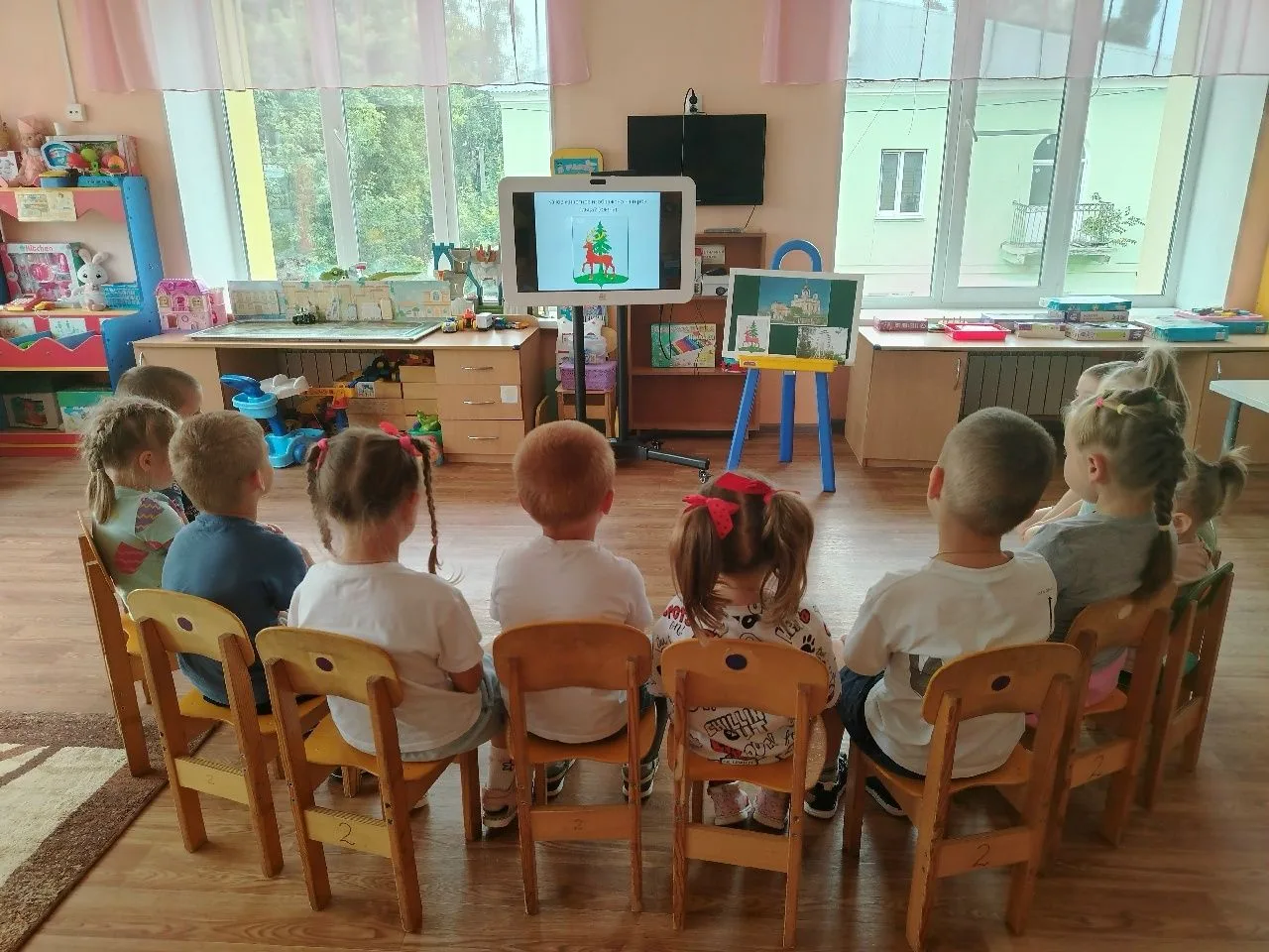 Рано утром я встаю, с мамой в детский сад иду,