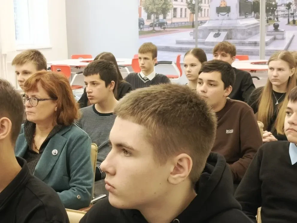 Профилактика, профориентация и диалог: подполковник полиции встретился с девятиклассниками гимназии.
