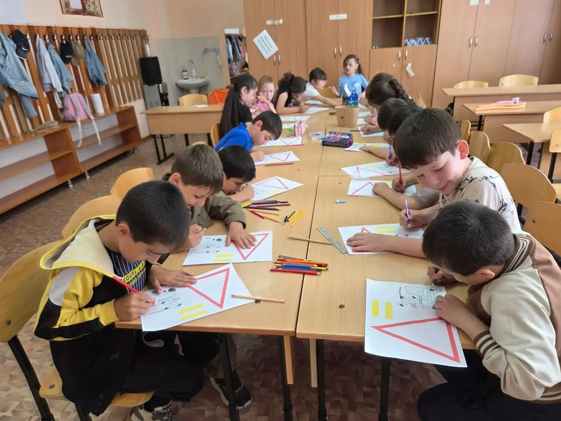 🦓🎨 Полосатый хит дня: отряды «Зебра» и «Светофор» создают «Весёлую зебру»! 🚦✂️

Творчество и безо