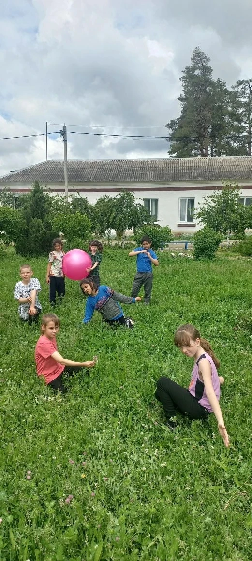 🎭 Лето - время веселья и приключений! 🏖️ Дети купаются в радости, играют до упаду и с...
