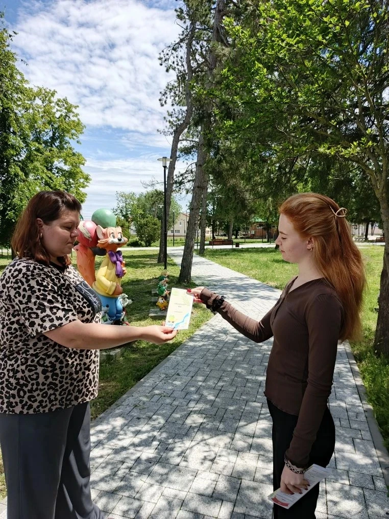 Лето — это время каникул и отдыха для школьников, вечерних прогулок и походов на природ...