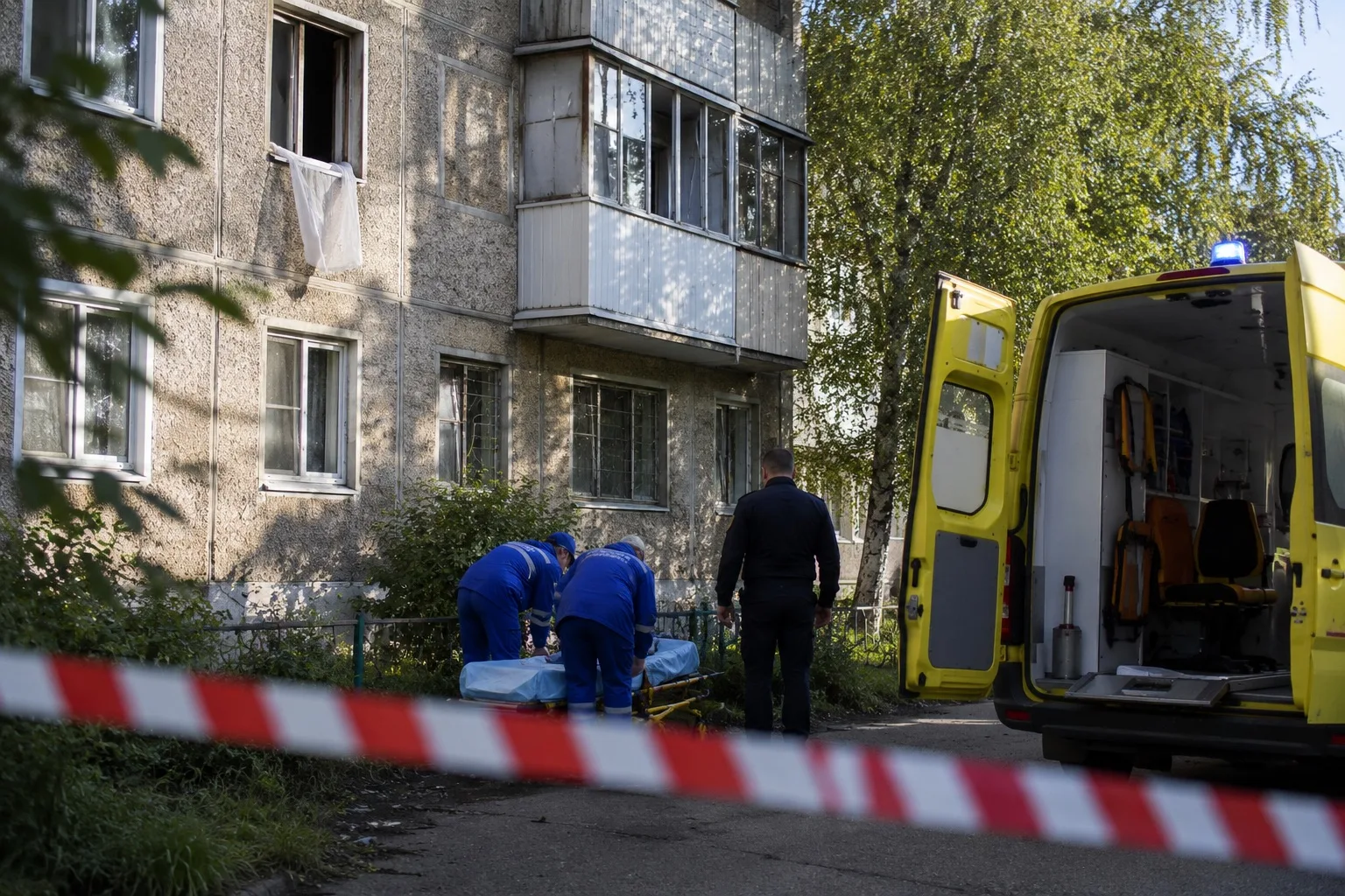 В Ноябрьске 40-летняя женщина выпала из окна четвертого этажа на улице Изыскателей.

Скорая приехала
