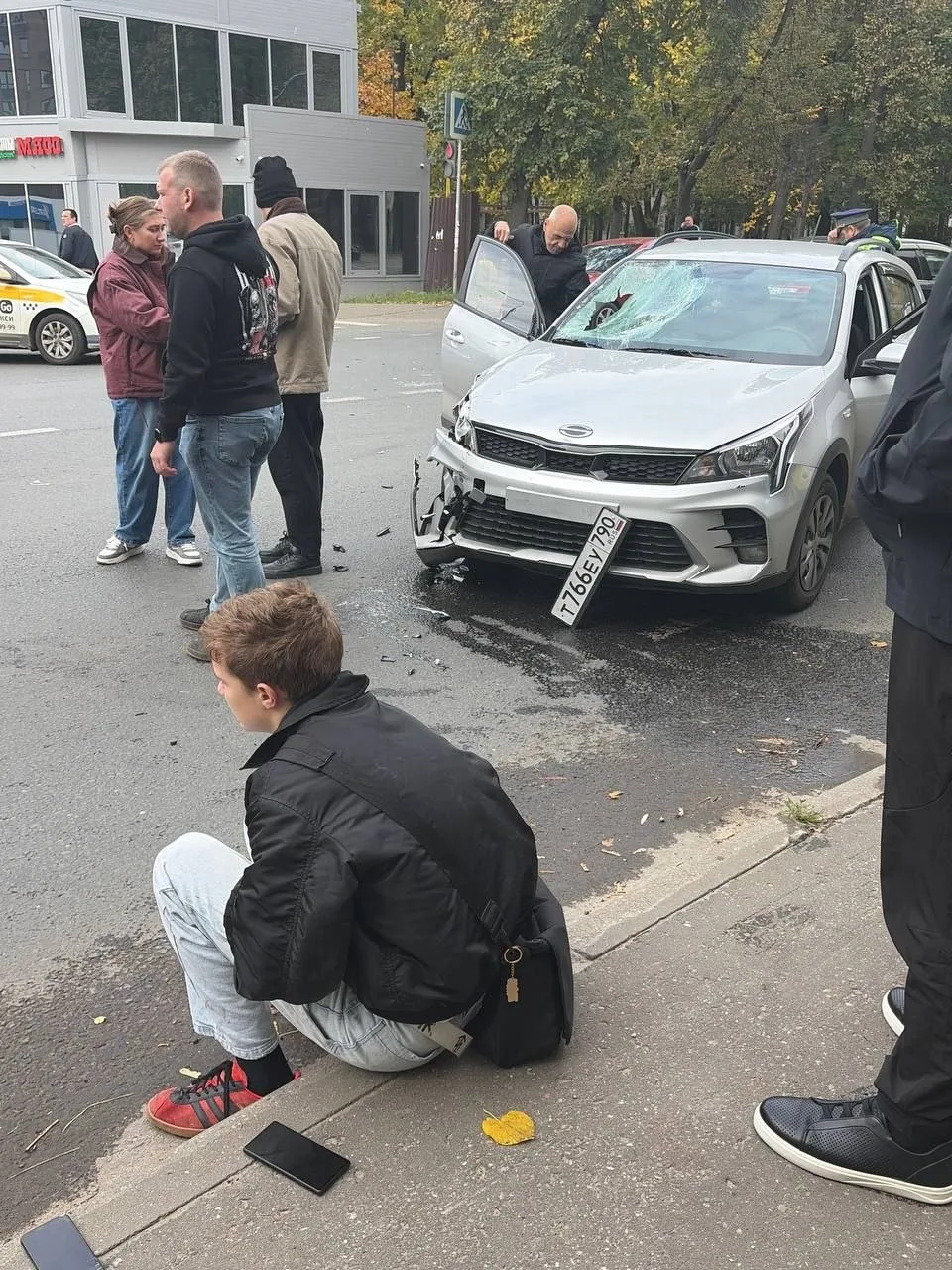 В Подмосковном Пушкине случился инцидент: автомобиль сбил двух четырнадцатилетних подро...