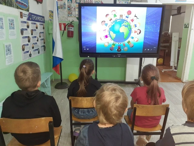 Четырнадцатый день в летнем лагере был посвящен теме «Хоровод Дружбы». Дети погрузились в увлекатель