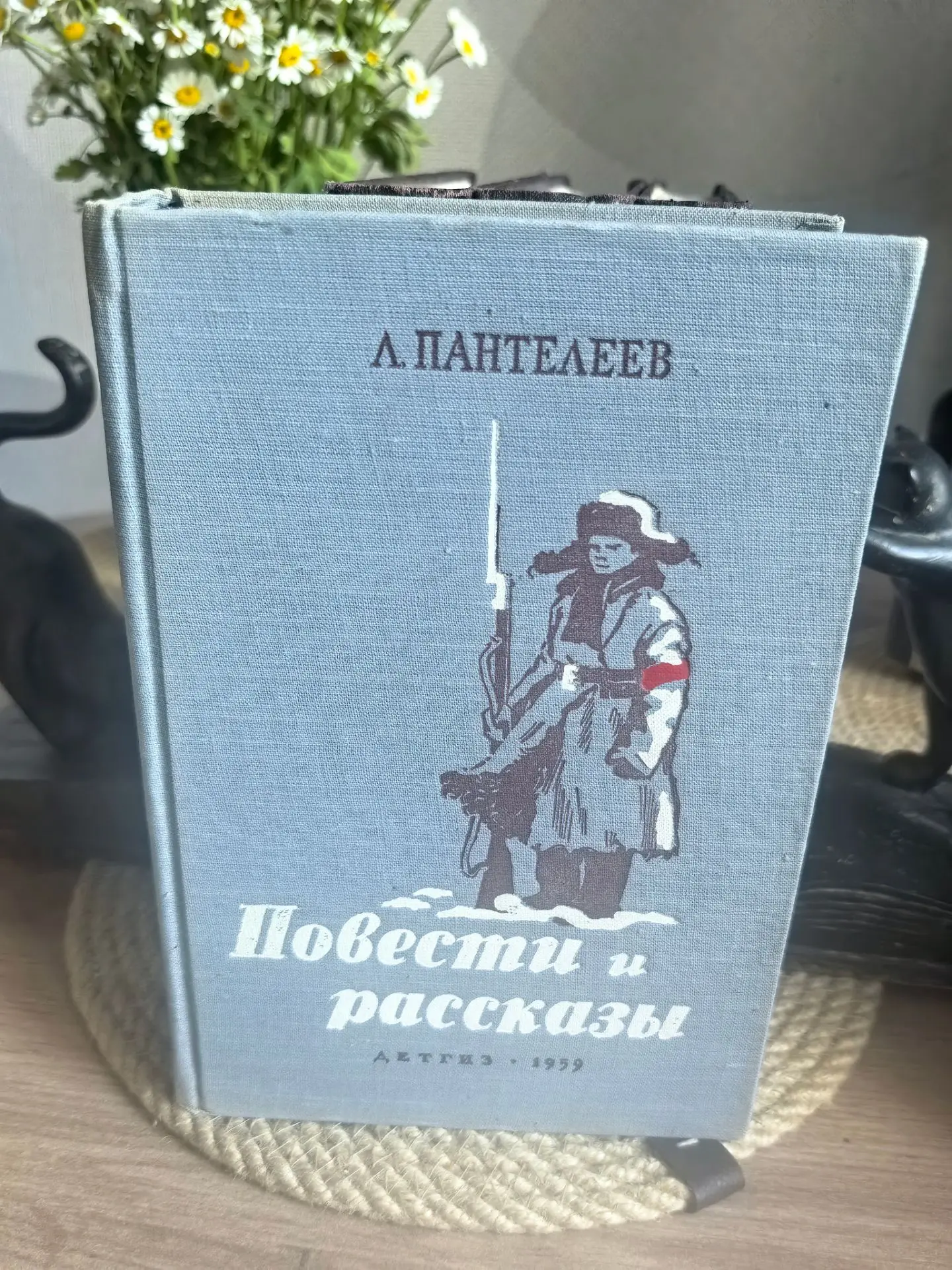 📚 Книги, на которых выросло не одно поколение.

Сегодня в руках — Л. Пантелеев «Повести и рассказы»
