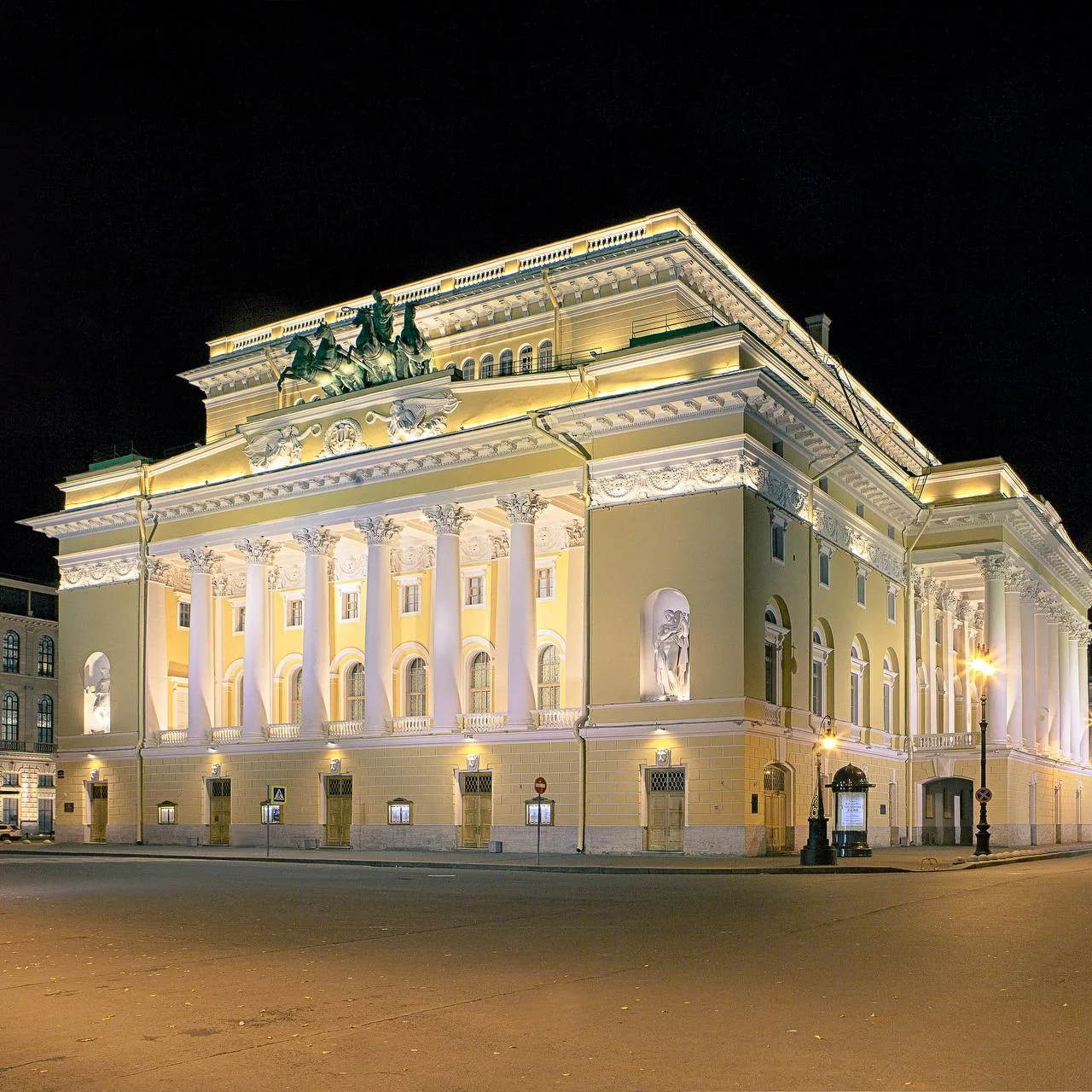 Идём на театральный фестиваль «Александринский» 🎭