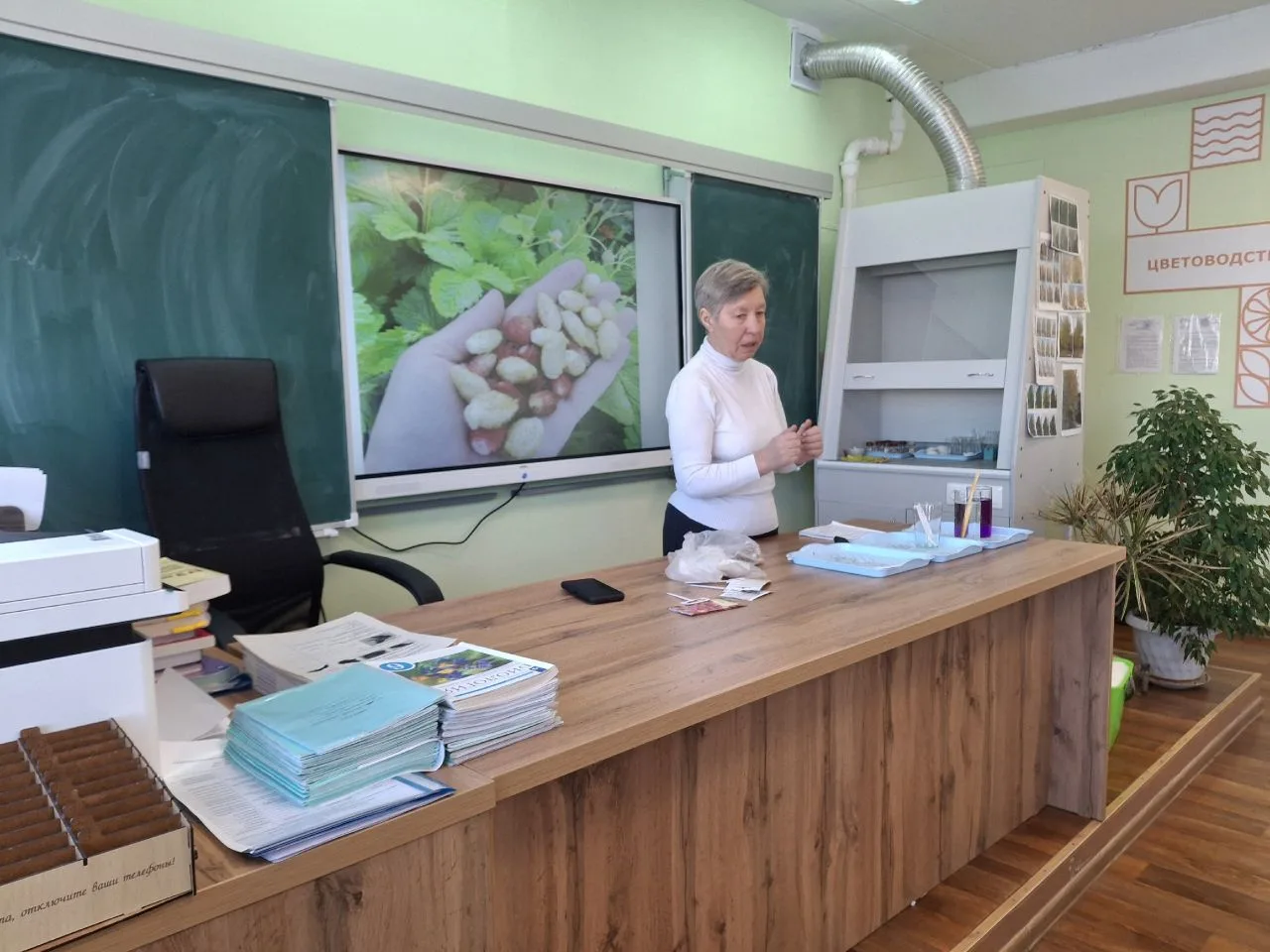 📝Агрокласс в деле! 🌟 Секреты посева семян Виктории от профессионалов