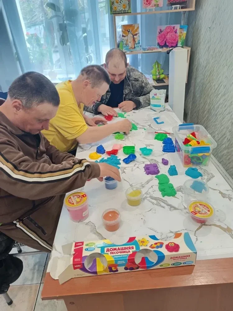 На кружке «Умелые ручки» в увлекательно-игровой форме получатели социальных услуг заним...