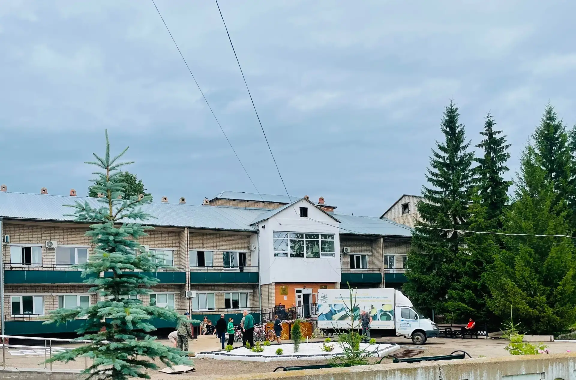 «Белым снегом» покрылась центральная клумба «Самоцветов».

Мраморную крошку завезли в два этапа, но 