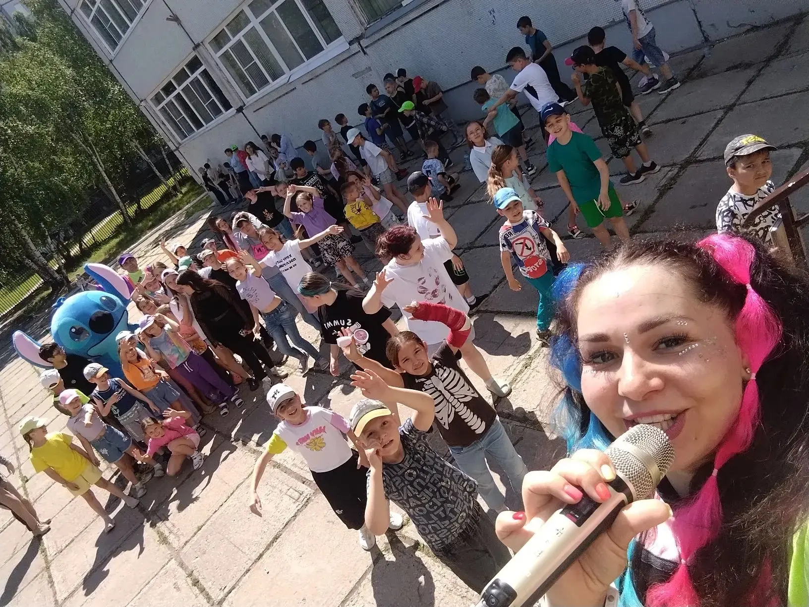 Ох, как весело пролетают дни в нашем лагере! Сегодня отряды готовились к предстоящему конкурсу, разв