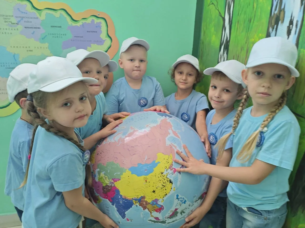 🌍 Открываем мир вместе! День географа в группе «Юные географы»
