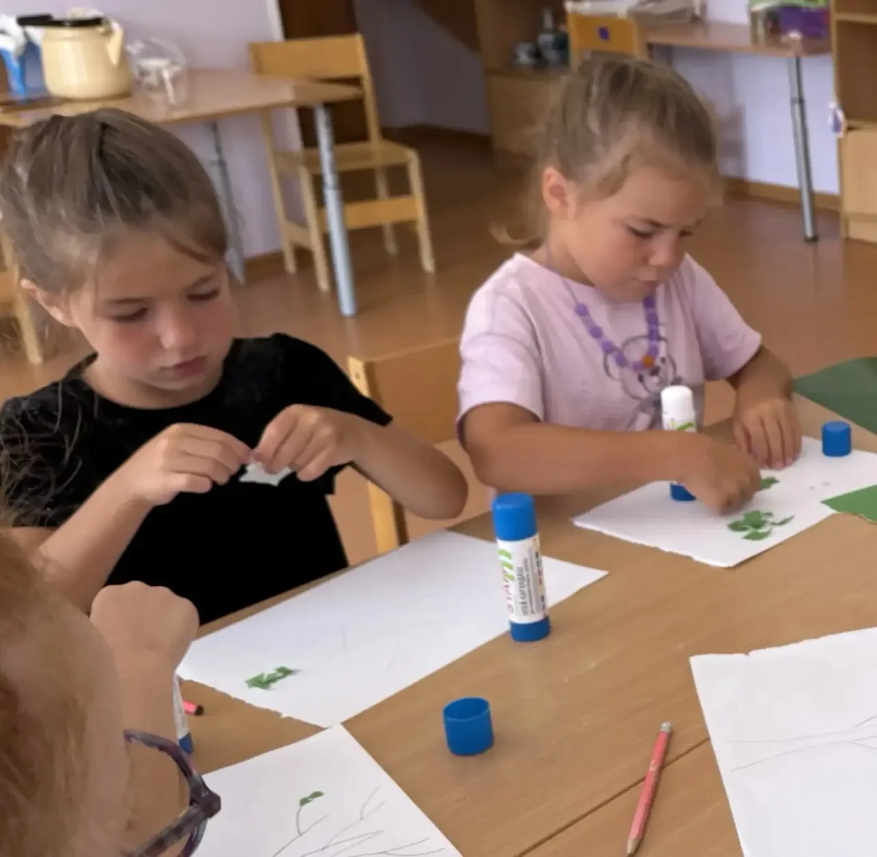 🍃 Иногда для создания красивого дерева нужны не кисточки, а… маленькие кусочки бумаги!

В «Озорных 