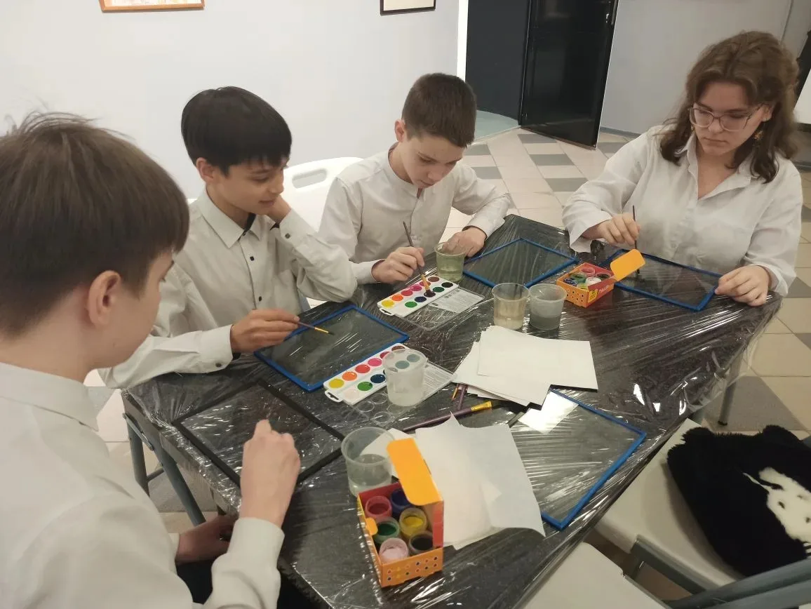 🎨АРТ-ТЕРАПИЯ 🎨  Сегодня учащиеся 7Д класса  стали гостями Выставочного зала, где прошло необычное ме