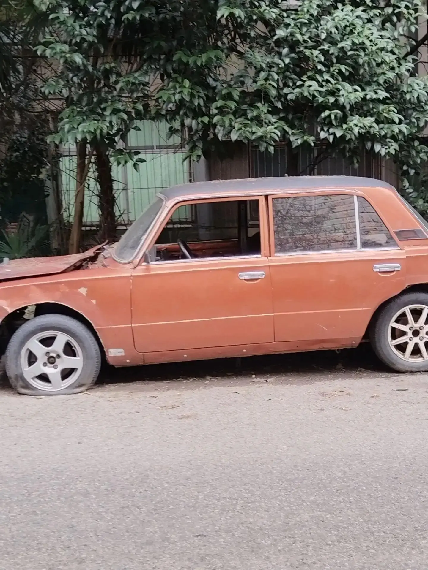 🚗 Новый «арт-объект» Сочи — автомобиль, который уже несколько месяцев украшает переуло...