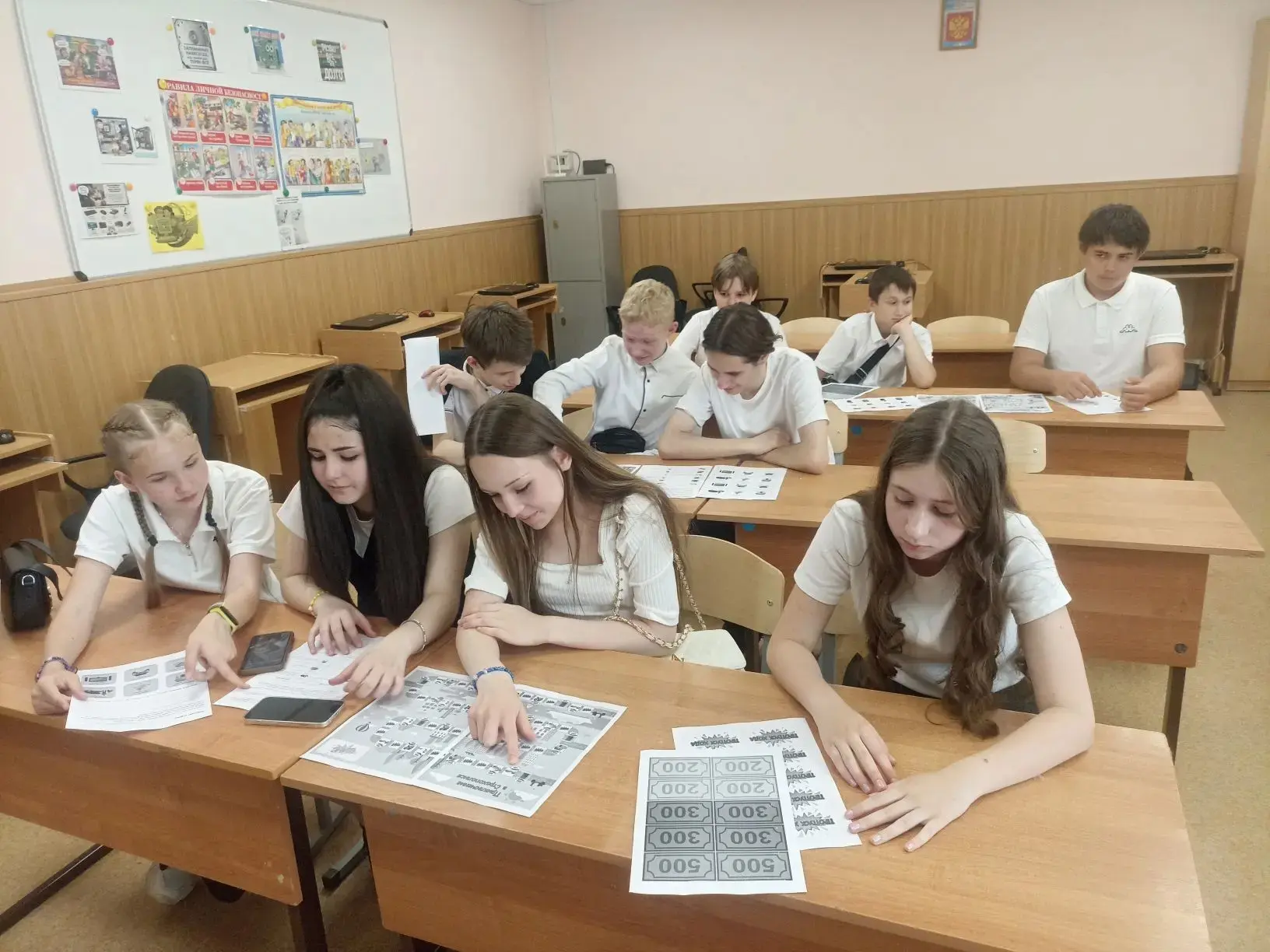 Семиклассники из 7 «В» класса отправились в увлекательное путешествие по миру финансов!...