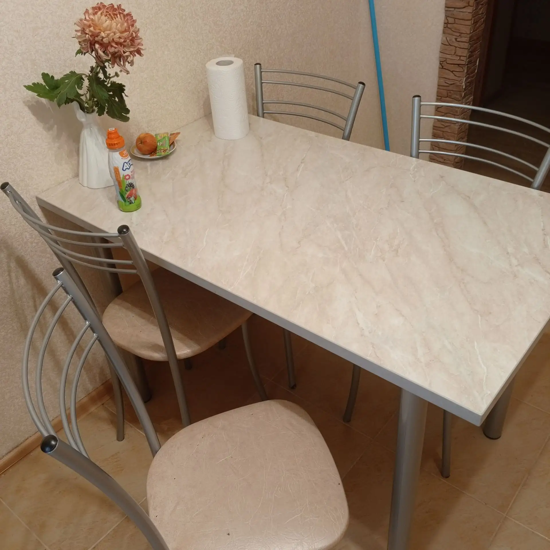 Продам стол и стулья 5 тысяч. 89183788881 Елена