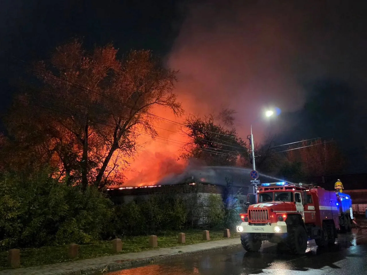Минувшей ночью в Больничном переулке Омска за зданием мэрии сгорел пустующий дом.