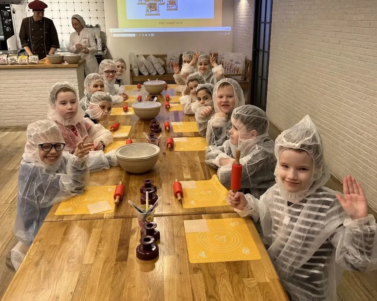 🥨 Хрустящее путешествие!  🏭2 «Г» класс отправился на самую «вкусную» экскурсию — на Останкинский зав