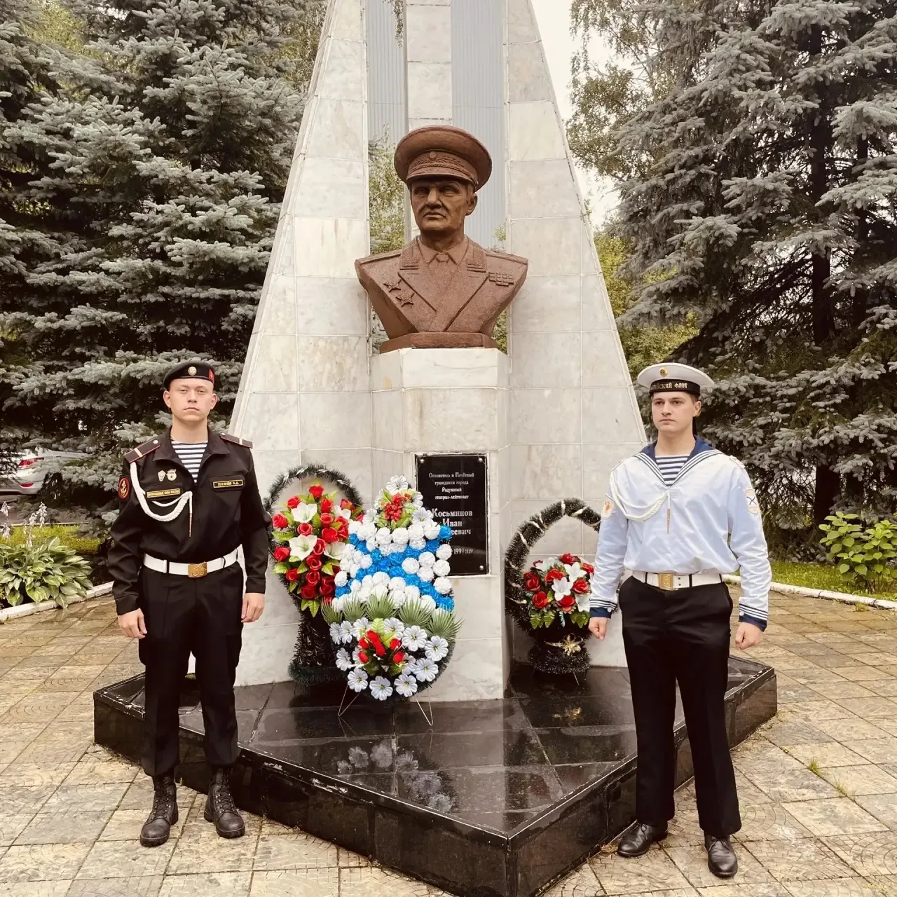 ⚓️Сегодня в нашем городе отметили День Военно‑Морского флота России! 

Несмотря на дождик, у Памятно