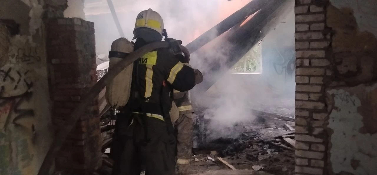 🚒 Шесть пожаров произошло в Каменске-Уральском за несколько дней

На улице Горняков огонь повредил 