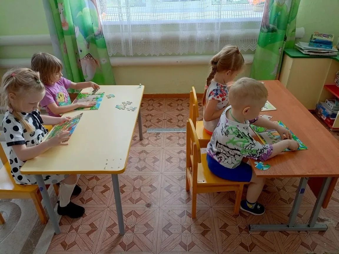Развиваемся играючи! 🧩 В дошкольной группе ребята увлечённо собирают пазлы — и это не ...