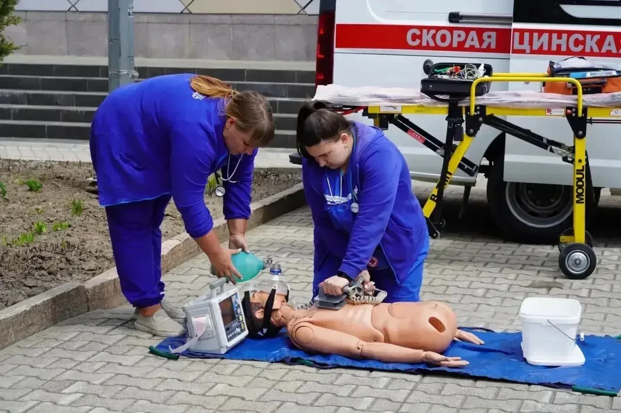 🚑Учащиеся 11Б и 11В классов стали частью уникального мероприятия — Дне рождения службы скорой помощи