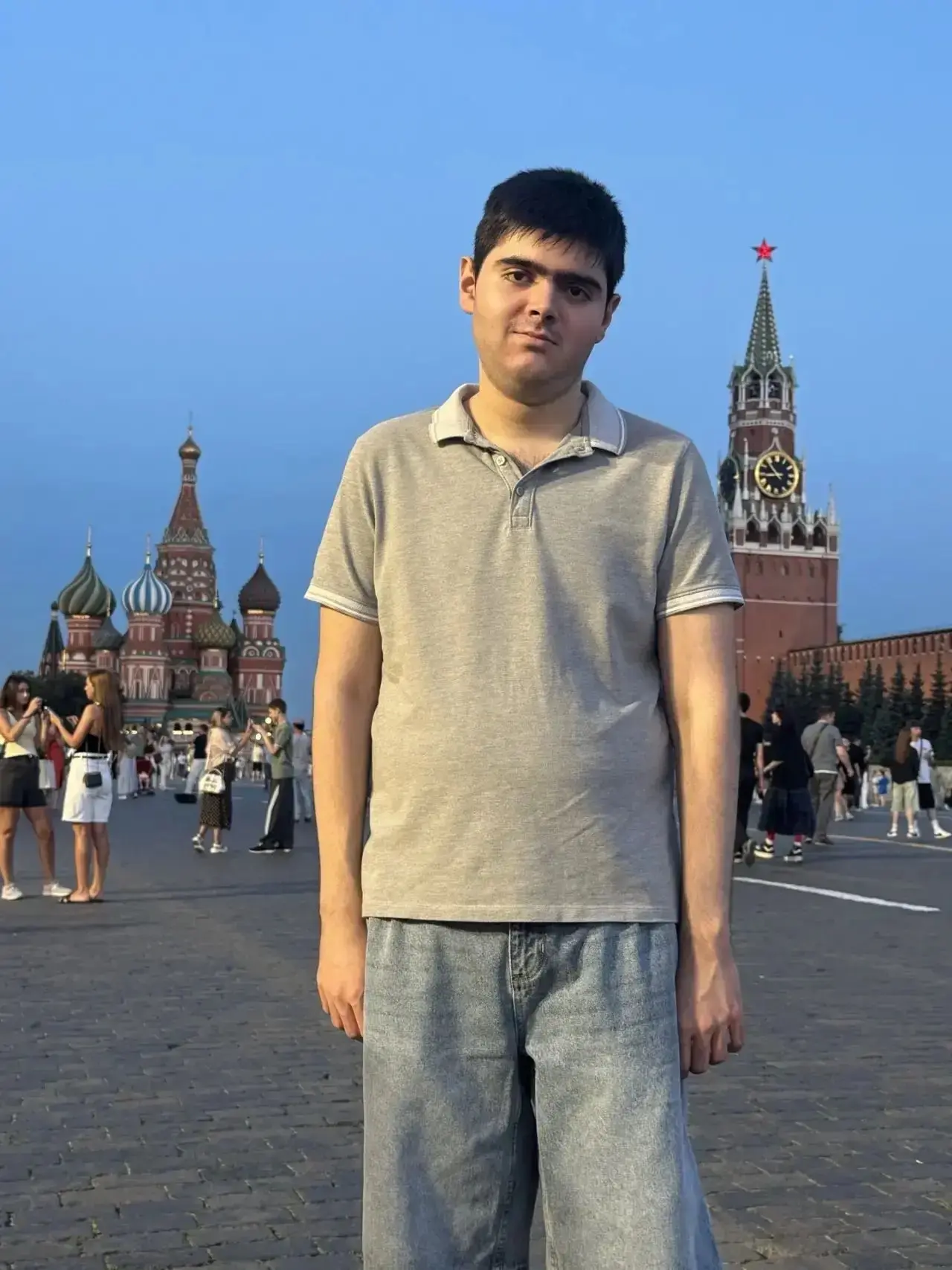 «Привет из лета!» передаёт Руслан из 8А класса 🏙️