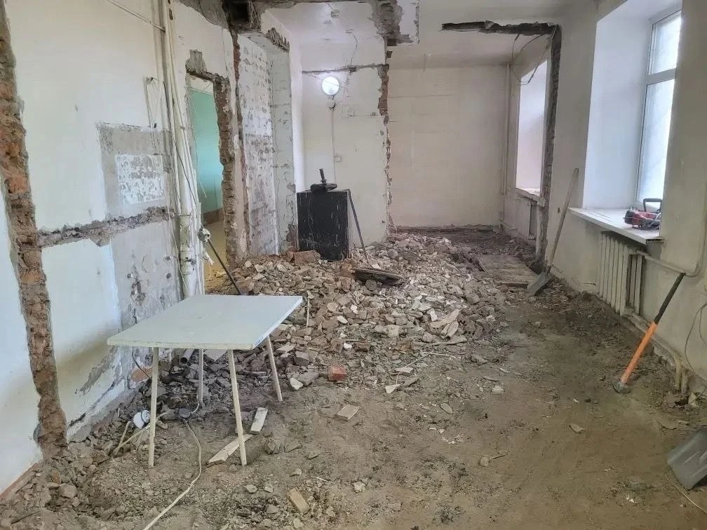🏥 В стационаре Кяхтинской ЦРБ продолжается капитальный ремонт главного здания — важный и долгожданн