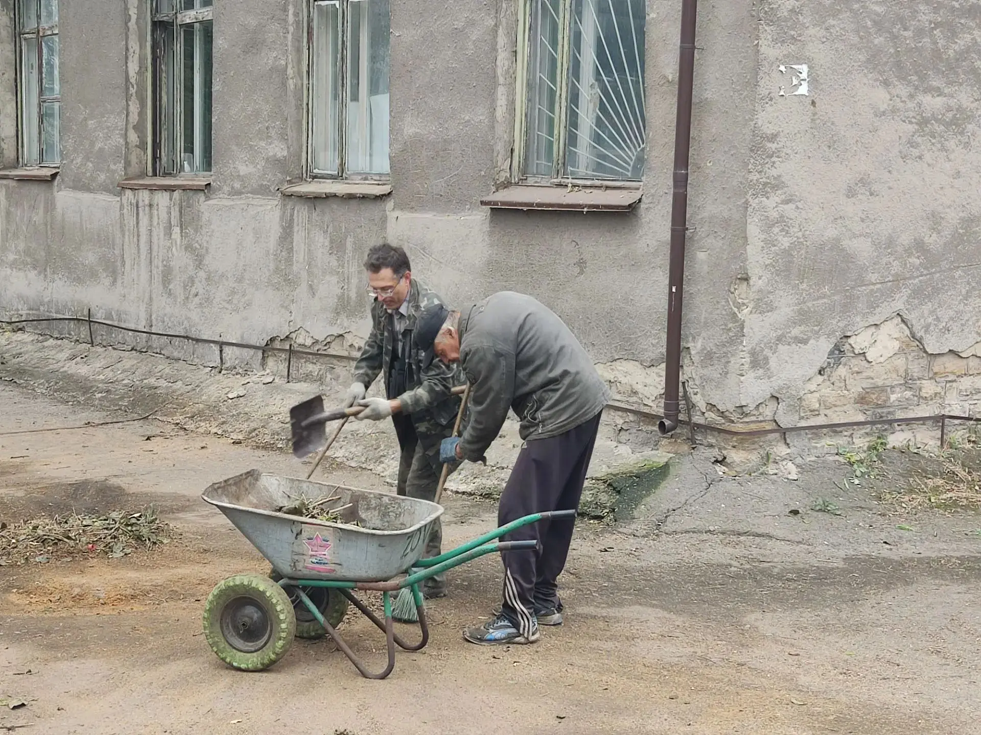 В Горняцком внутригородском районе состоялась акция «Чистый четверг», направленная на п...