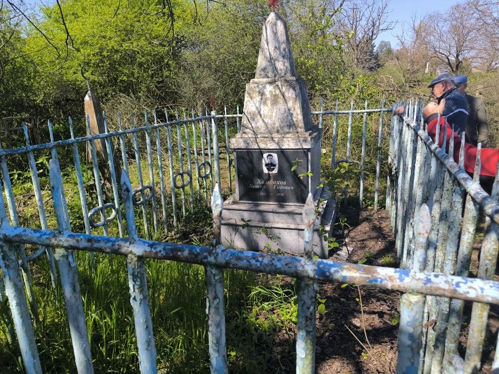 Для примера хочу показать памятник легендарного лётчика Хамдохова Башира Гидовича.
