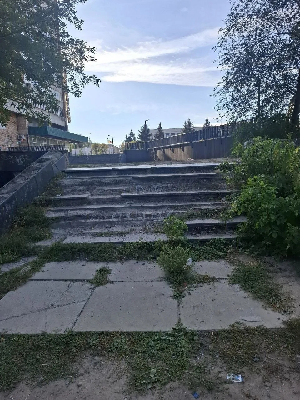 Вы считаете, что вы сделали ремонт сквера Ворошилова? А это что? Где обещанные пандусы ...