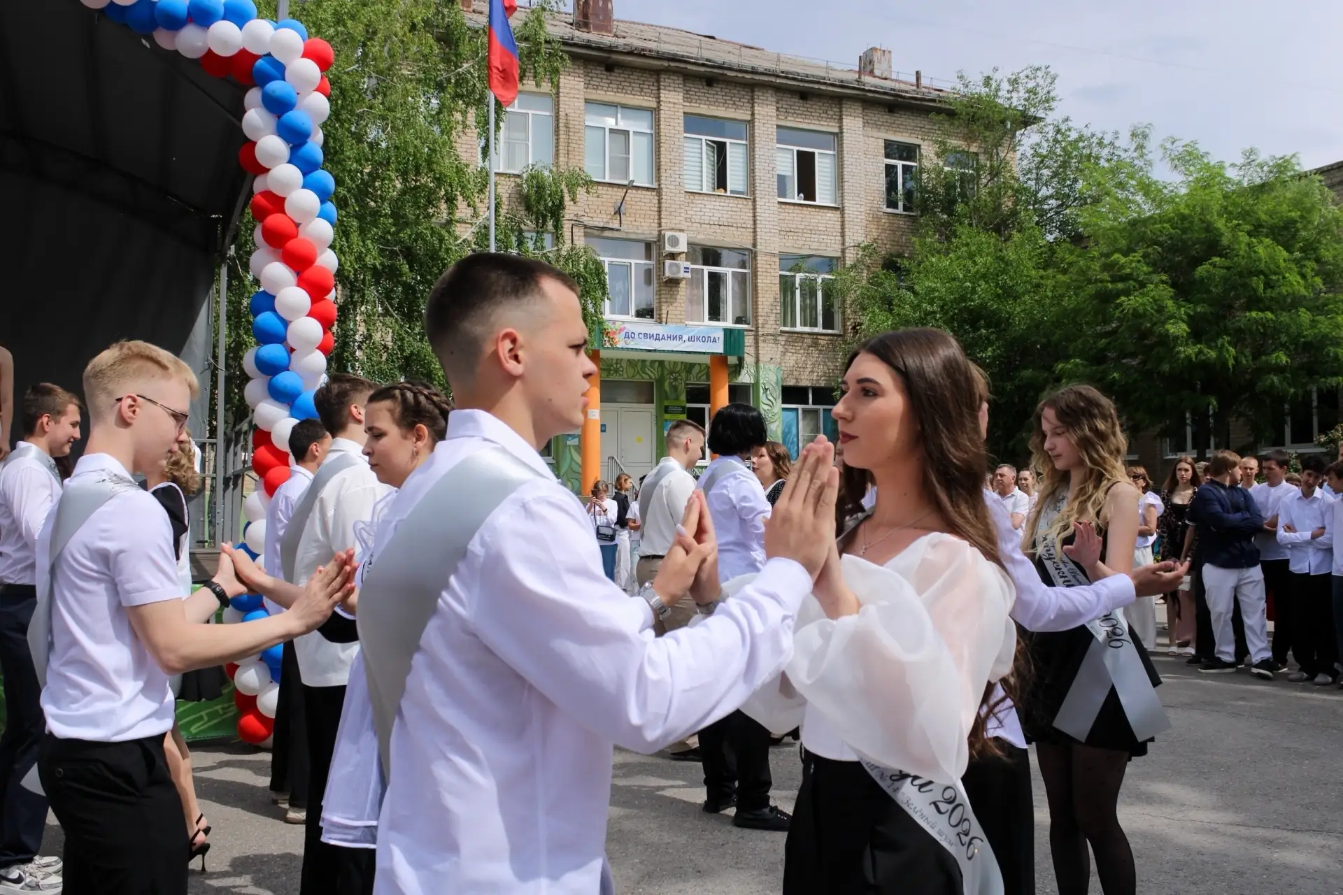 Выпуск 2026: ваш личный «зелёный» код  Говорят, школа даёт багаж знаний. Но мы-то с вами знаем: это 